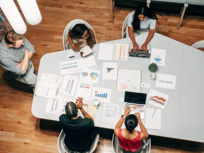 Does Past Funding Matter in Online Startup Investing?