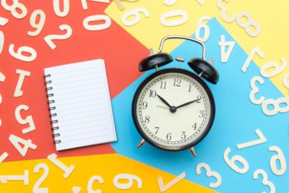 Should Online Startup Investors Invest Now or Later?